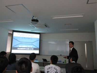大阪大学 新井 健生教授による特別講義の様子