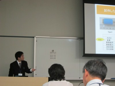 山内 康弘さんの発表する様子