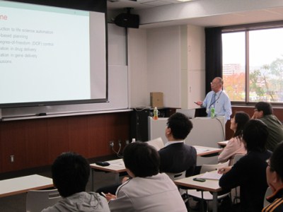 Washington University Prof. Tzyh Jong Tarnによる特別講義の様子