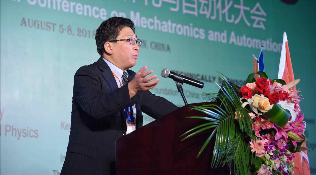 IEEE ICMA 2018国際会議の基調講演の司会を務める郭教授